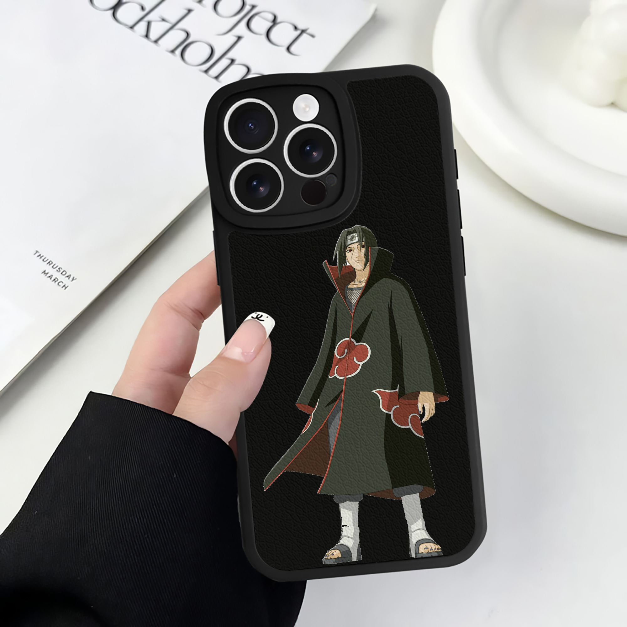 （画像用） NARUTO -ナルト- うちは イタチ Uchiha Itachi 【iPhone 16シリーズ対応】シリコンスマホケース（レザー調） 材質：シリコン